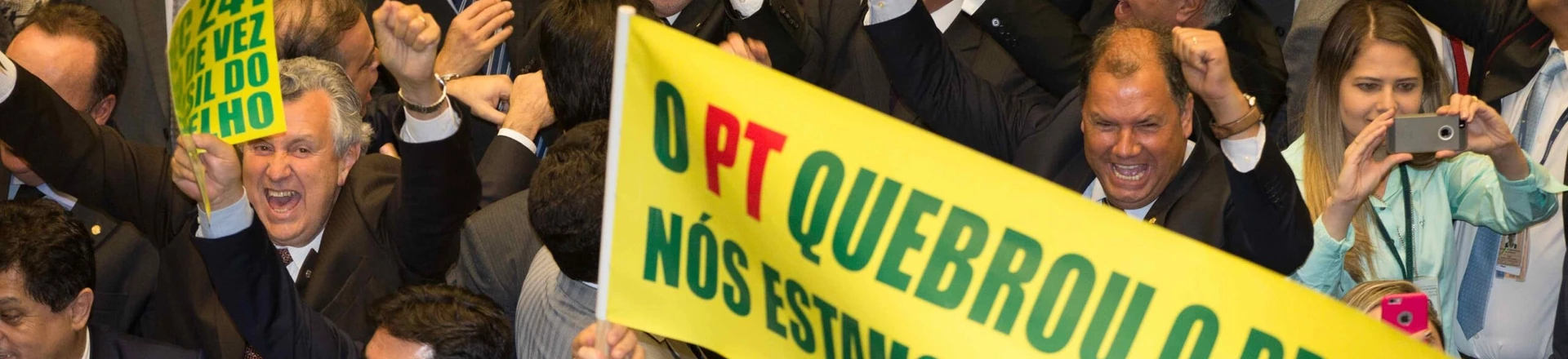 Brasília- DF 10-10-2016 Deputados comemoram a aprovação da PEC 241 no plenário da câmara. Foto Lula Marques/Agência PT Brasília- DF 10-10-2016 Deputados comemoram a aprovação da PEC 241 no plenário da câmara. Foto Lula Marques/Agência PT