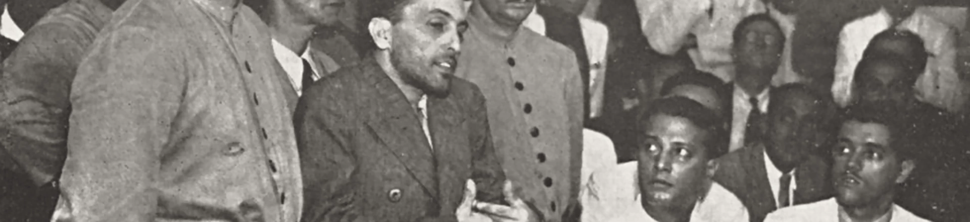 O líder comunista Luiz Carlos Prestes, ao centro, em julgamento pelo Tribunal de Segurança, 1937.