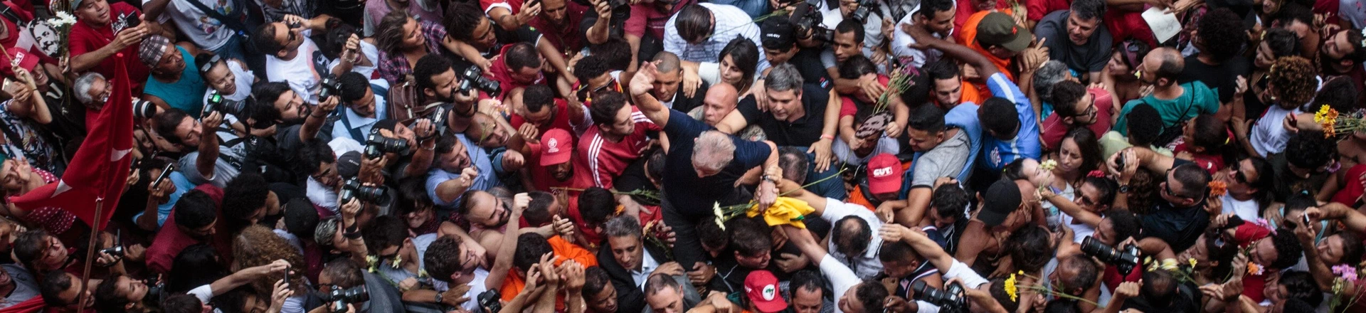Após último discurso antes de ir até a Polícia Federal, o ex-presidente Lula é carregado e levado pelo povo de volta ao Sindicato dos Metalúrgicos do ABC. 07 de abril de 2018. São Bernardo do Campo (SP)
