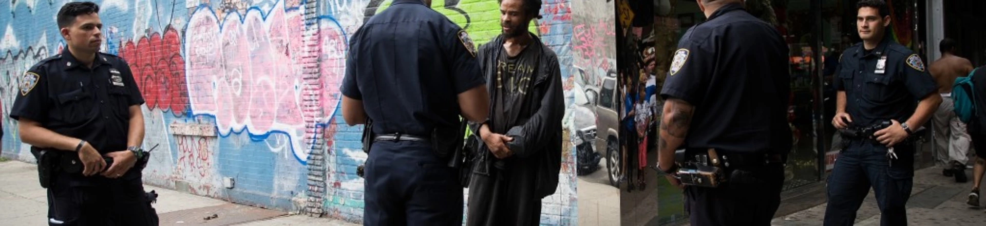 Policiais da cidade de Nova York interpelam um suspeito de posse de maconha sintética (K2), no dia 14 de julho de 2016, na fronteira entre os bairros de Bedford-Stuyvesant e Bushwick, no distrito do Brooklyn. Policiais da cidade de Nova York interpelam um suspeito de posse de maconha sintética (K2), no dia 14 de julho de 2016, na fronteira entre os bairros de Bedford-Stuyvesant e Bushwick, no distrito do Brooklyn.