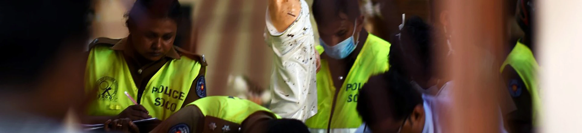 Agentes de segurança inspecionam a parte interna da igreja de São Sebastião em Negombo, em 22 de abril de 2019, um dia após o prédio ter sido atingido em uma série de explosões que tiveram como alvo igrejas e hotéis de luxo no Sri Lanka. Agentes de segurança inspecionam a parte interna da igreja de São Sebastião em Negombo, em 22 de abril de 2019, um dia após o prédio ter sido atingido em uma série de explosões que tiveram como alvo igrejas e hotéis de luxo no Sri Lanka.