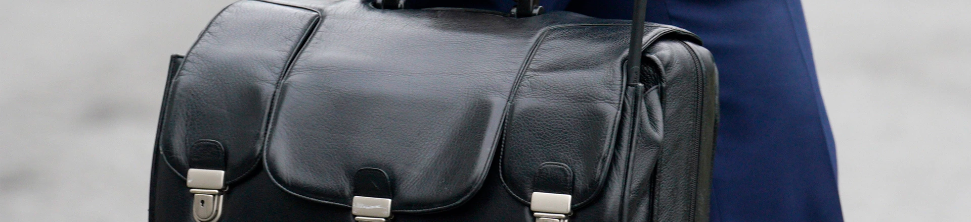 Em Washington, um assessor militar carrega uma maleta contendo códigos para o arsenal nuclear, em 21 de janeiro de 2022. Em Washington, um assessor militar carrega uma maleta contendo códigos para o arsenal nuclear, em 21 de janeiro de 2022.