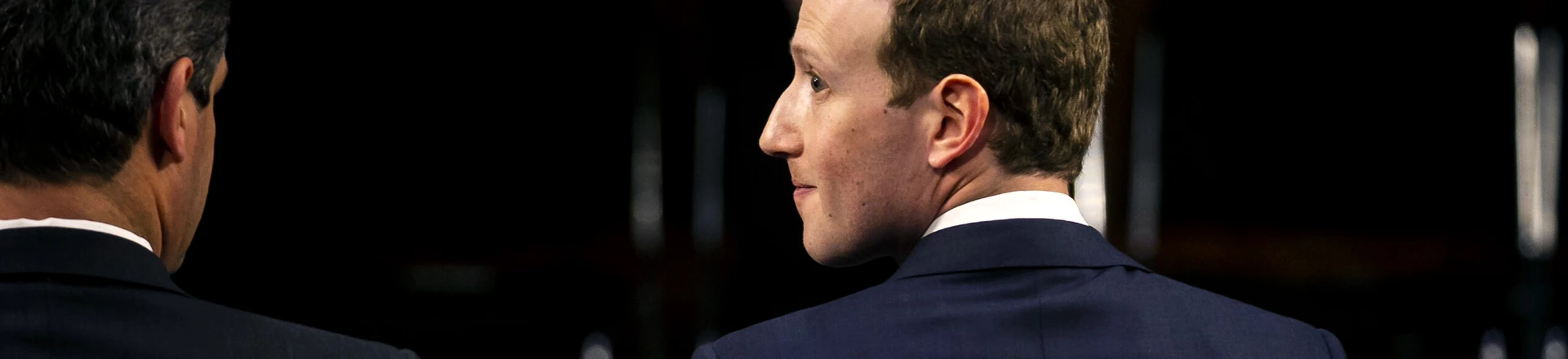 Mark Zuckerberg, CEO e fundador da empresa Facebook Inc., sai para o intervalo durante uma audiência conjunta dos comitês Judiciário e de Comércio do Senado, em Washington, D.C., em 10 de abril de 2018.