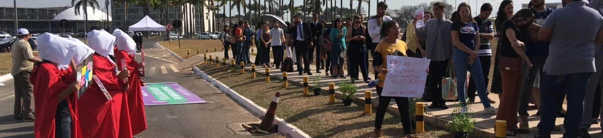 Em frente ao STF, religiosos optam pela surdez e gritam orações para não escutar argumentos de manifestantes pró-aborto Em frente ao STF, religiosos optam pela surdez e gritam orações para não escutar argumentos de manifestantes pró-aborto