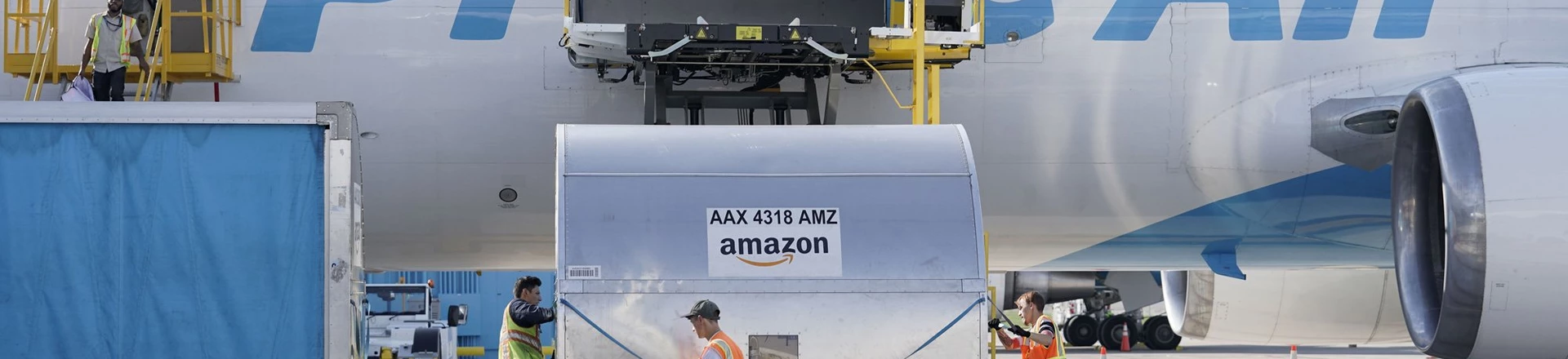Trabalhadores colocam carga em uma aeronave Amazon Prime Air no Air Hub da empresa no Aeroporto Internacional de Cincinnati, no estado americano de Kentucky, em 11 de outubro de 2021. Trabalhadores colocam carga em uma aeronave Amazon Prime Air no Air Hub da empresa no Aeroporto Internacional de Cincinnati, no estado americano de Kentucky, em 11 de outubro de 2021.