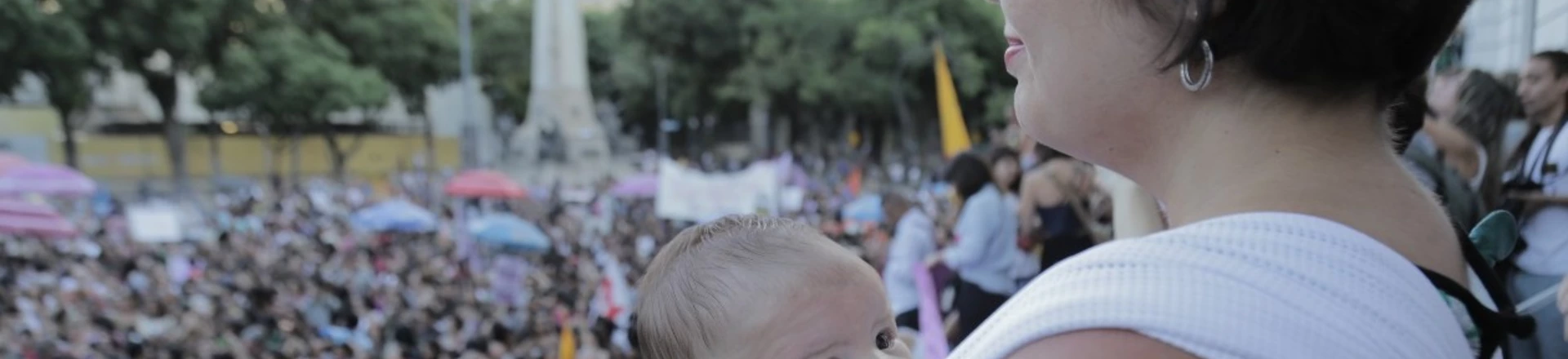 Mulheres marcham contra a PEC que proíbe aborto Mulheres marcham contra a PEC que proíbe aborto
