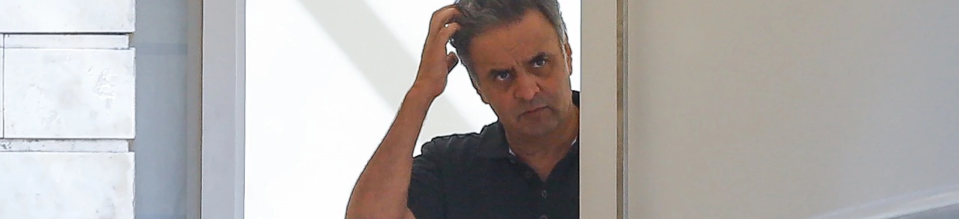 O senador Aécio Neves (PSDB-MG) na porta de sua casa, em Brasília, após ser considerado réu por corrupção passiva e obstrução da justiça. O senador Aécio Neves (PSDB-MG) na porta de sua casa, em Brasília, após ser considerado réu por corrupção passiva e obstrução da justiça.