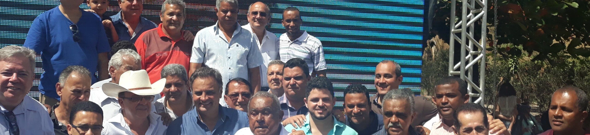 Aécio lançou candidatura à Câmara para 20 eleitores que chegaram em uma van escolar Aécio lançou candidatura à Câmara para 20 eleitores que chegaram em uma van escolar