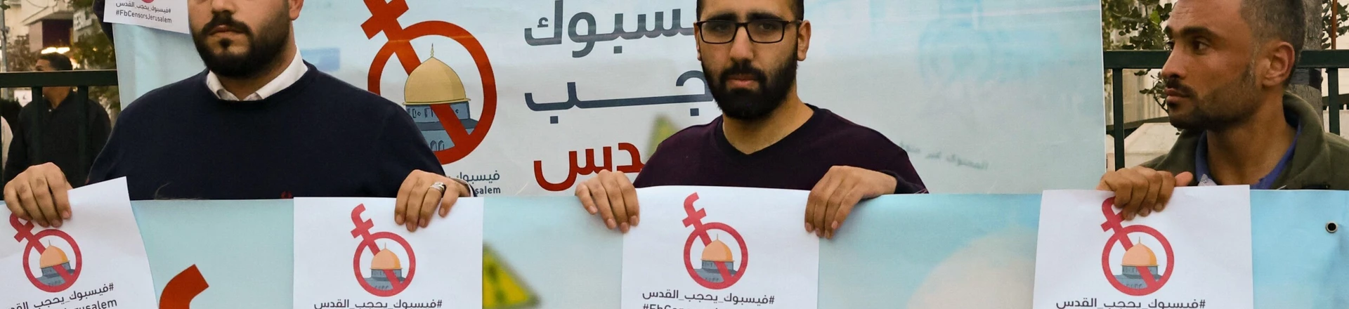 Na cidade ocupada de Hebron, na Cisjordânia, ativistas e jornalistas palestinos seguram faixas de protesto contra o que consideram censura de conteúdo palestino pelo Facebook, em 24 de novembro de 2021. Na cidade ocupada de Hebron, na Cisjordânia, ativistas e jornalistas palestinos seguram faixas de protesto contra o que consideram censura de conteúdo palestino pelo Facebook, em 24 de novembro de 2021.