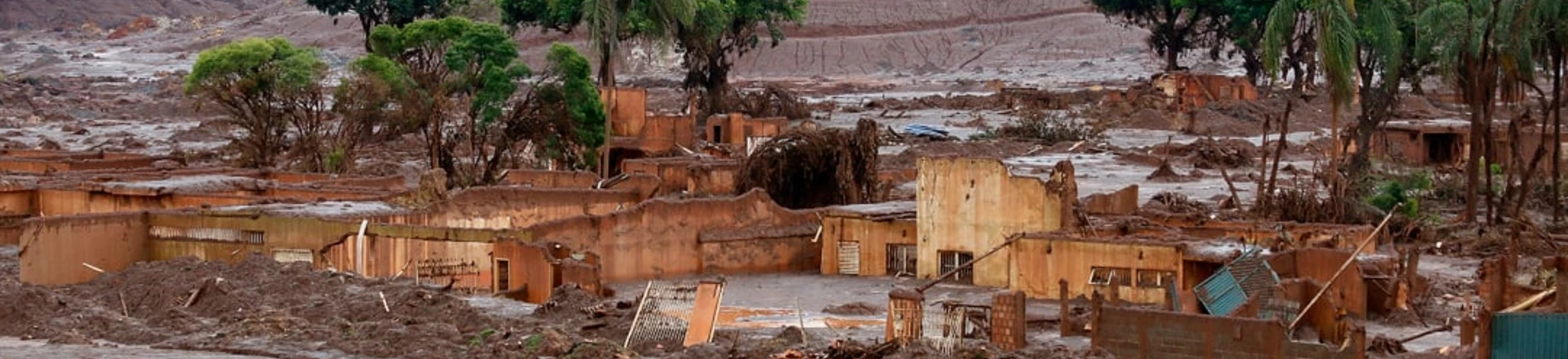 O rompimento da barragem de rejeitos da mineradora Samarco, cujos donos são a Vale a anglo-australiana BHP, causou uma enxurrada de lama que inundou várias casas no distrito de Bento Rodrigues, em Mariana, na Região Central de Minas Gerais. Inicialmente, a mineradora havia afirmado que duas barragens haviam se rompido, de Fundão e Santarém. No dia 16 de novembro, a Samarco confirmou que apenas a barragem de Fundão se rompeu.Local: Distrito de Bento Rodrigues, Município de Mariana, Minas Gerais.Foto: Rogério Alves/TV Senado O rompimento da barragem de rejeitos da mineradora Samarco, cujos donos são a Vale a anglo-australiana BHP, causou uma enxurrada de lama que inundou várias casas no distrito de Bento Rodrigues, em Mariana, na Região Central de Minas Gerais. Inicialmente, a mineradora havia afirmado que duas barragens haviam se rompido, de Fundão e Santarém. No dia 16 de novembro, a Samarco confirmou que apenas a barragem de Fundão se rompeu.Local: Distrito de Bento Rodrigues, Município de Mariana, Minas Gerais.Foto: Rogério Alves/TV Senado