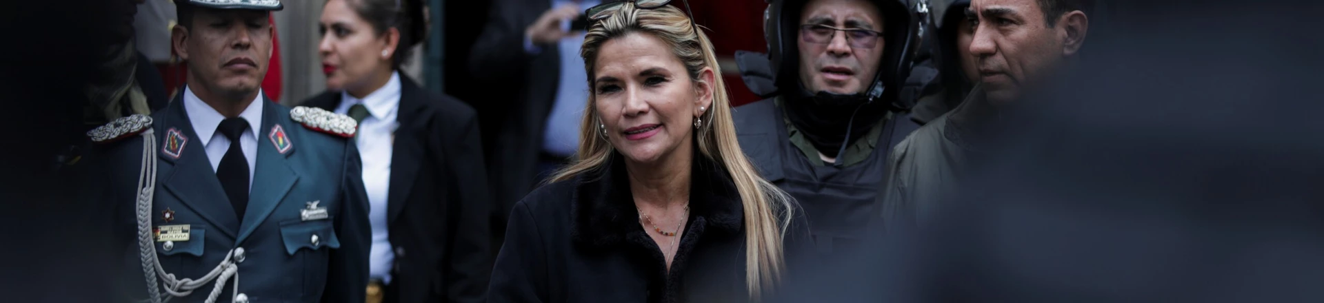 Jeanine Áñez, participa de uma cerimônia com a polícia diante do Palácio Presidencial em La Paz, Bolívia, em 13 de novembro de 2019. Jeanine Áñez, participa de uma cerimônia com a polícia diante do Palácio Presidencial em La Paz, Bolívia, em 13 de novembro de 2019.