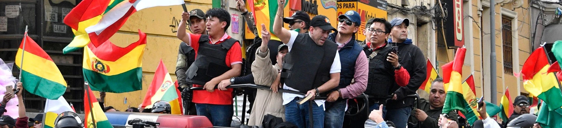 Líder da oposição que depôs Evo, Camacho (com a bíblia na mão) comemora a renúncia do presidente. Líder da oposição que depôs Evo, Camacho (com a bíblia na mão) comemora a renúncia do presidente.