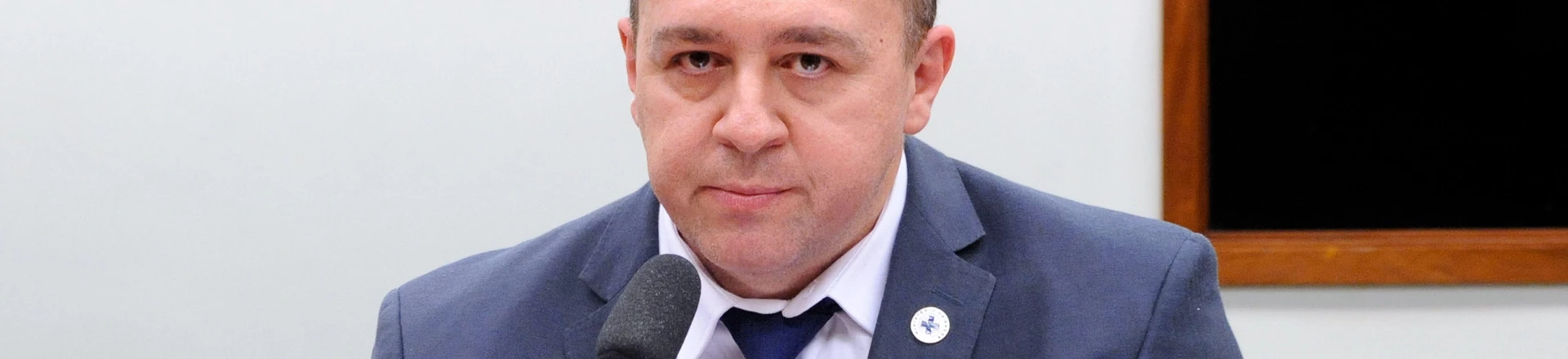 Abertamente alinhado a Bolsonaro, o ginecologista Raphael Câmara acumula cargos no Conselho Federal de Medicina, um órgão autônomo, e no Ministério da Saúde. Abertamente alinhado a Bolsonaro, o ginecologista Raphael Câmara acumula cargos no Conselho Federal de Medicina, um órgão autônomo, e no Ministério da Saúde.