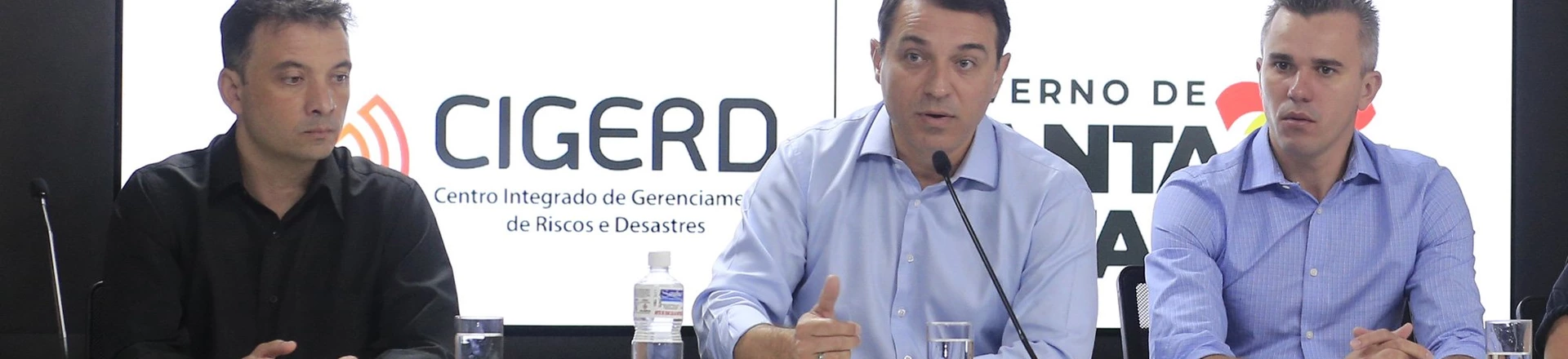 Empresa do responsável por intermediar venda fraudulenta tem contrato de R$ 21,5 milhões no Pará e negócios em Goiás e Santa Catarina, do governador Carlos Moisés, ao centro. Com a crise, os dois secretários ao lado de Moisés caíram.  Empresa do responsável por intermediar venda fraudulenta tem contrato de R$ 21,5 milhões no Pará e negócios em Goiás e Santa Catarina, do governador Carlos Moisés, ao centro. Com a crise, os dois secretários ao lado de Moisés caíram.