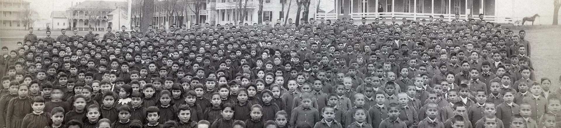 Inúmeras crianças indígenas desapareceram em internatos dos EUA. Agora seus povos buscam respostas. Inúmeras crianças indígenas desapareceram em internatos dos EUA. Agora seus povos buscam respostas.