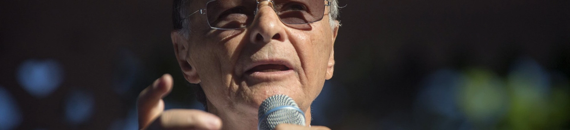 RIO DE JANEIRO, RJ, BRASIL, 08.07.2017 - O bispo Edir Macedo realiza culto na praça Jardim do Méier, no Rio de Janeiro (RJ). Há 40 anos, um sábado, o pastor de 32 anos liderava o primeiro culto da Igreja Universal do Reino de Deus. (Foto: Danilo Verpa/Folhapress) RIO DE JANEIRO, RJ, BRASIL, 08.07.2017 - O bispo Edir Macedo realiza culto na praça Jardim do Méier, no Rio de Janeiro (RJ). Há 40 anos, um sábado, o pastor de 32 anos liderava o primeiro culto da Igreja Universal do Reino de Deus. (Foto: Danilo Verpa/Folhapress)