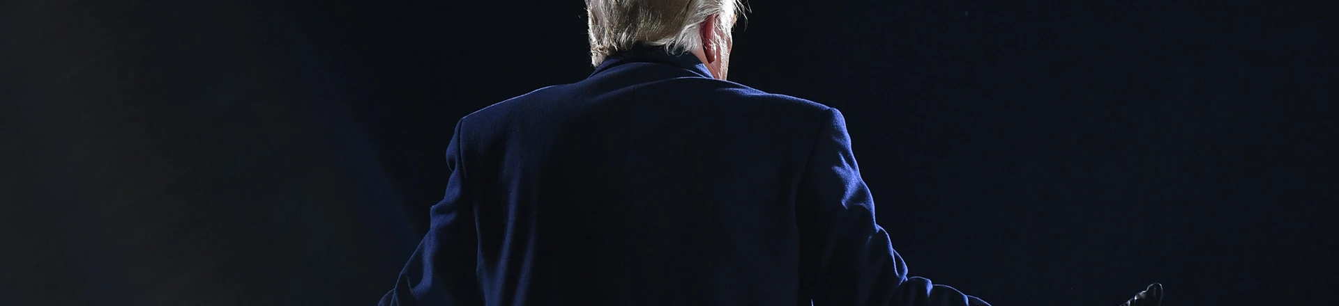 Donald Trump gesticula durante uma fala em comício no Aeroporto Regional Williamsport, em Montoursville, na Pensilvânia, em 31 de outubro de 2020.  Donald Trump gesticula durante uma fala em comício no Aeroporto Regional Williamsport, em Montoursville, na Pensilvânia, em 31 de outubro de 2020.