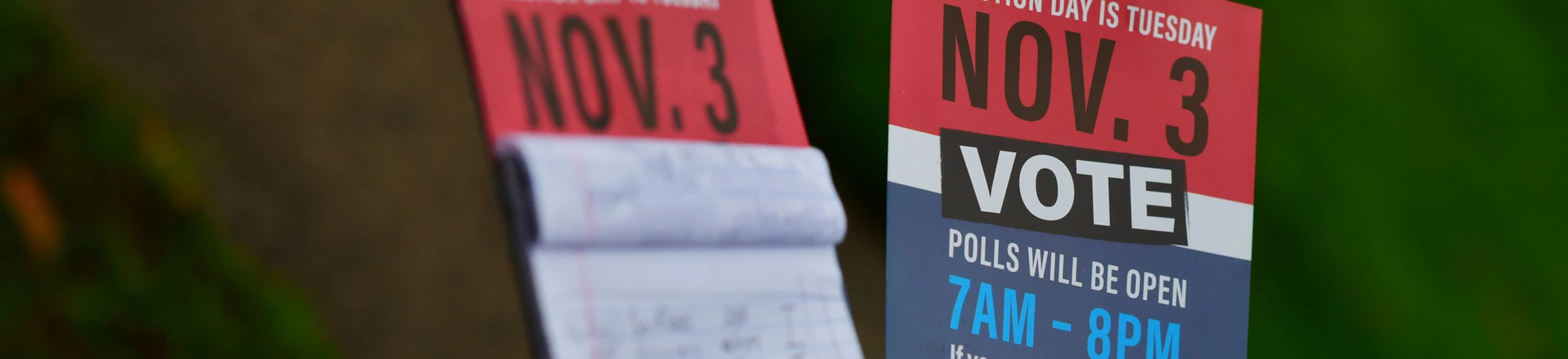 Caleb Malchik, 27, segura panfletos que informam o dia da votação, em campanha do sindicato Unite Here para Joe Biden, em 1º de novembro de 2020, em Landsdowne, Pensilvânia. Caleb Malchik, 27, segura panfletos que informam o dia da votação, em campanha do sindicato Unite Here para Joe Biden, em 1º de novembro de 2020, em Landsdowne, Pensilvânia.