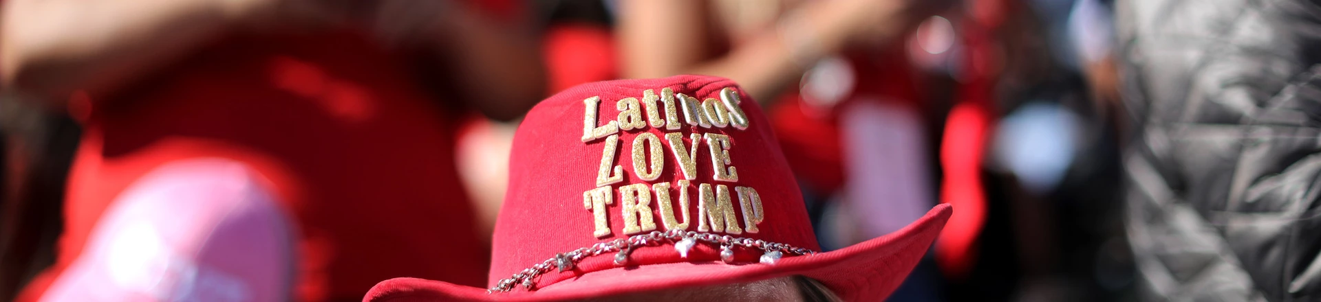 Apoiadores aguardam a chegada do presidente Donald Trump durante um comício de campanha no Aeroporto Phoenix Goodyear, em Goodyear, Arizona, no dia 28 de outubro de 2020.  Apoiadores aguardam a chegada do presidente Donald Trump durante um comício de campanha no Aeroporto Phoenix Goodyear, em Goodyear, Arizona, no dia 28 de outubro de 2020.