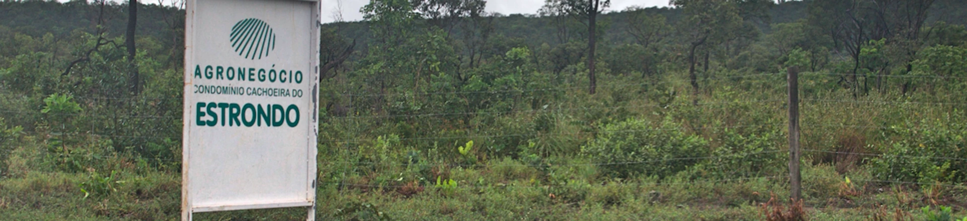 Placa da Agronegócio Estrondo em área de Cerrado no Oeste da Bahia. Placa da Agronegócio Estrondo em área de Cerrado no Oeste da Bahia.