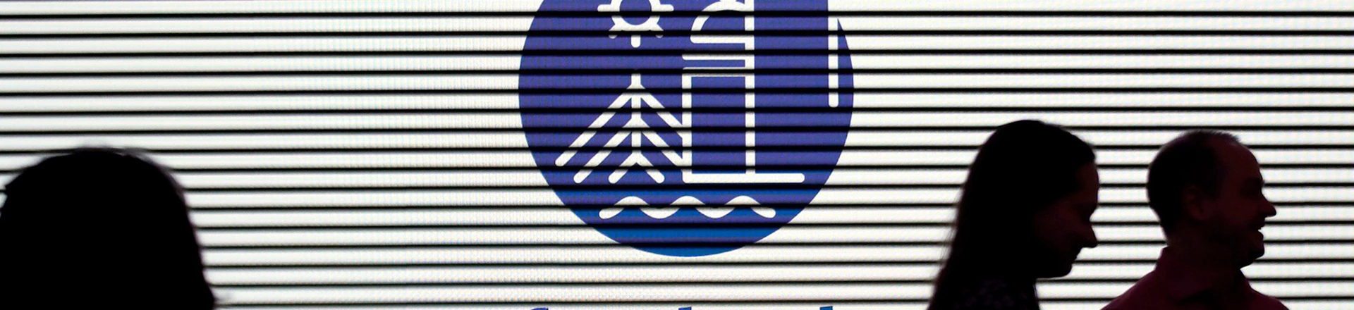 Imprensa e convidados confraternizam antes da tour nos novos escritórios do Facebook em Cambridge. Imprensa e convidados confraternizam antes da tour nos novos escritórios do Facebook em Cambridge.