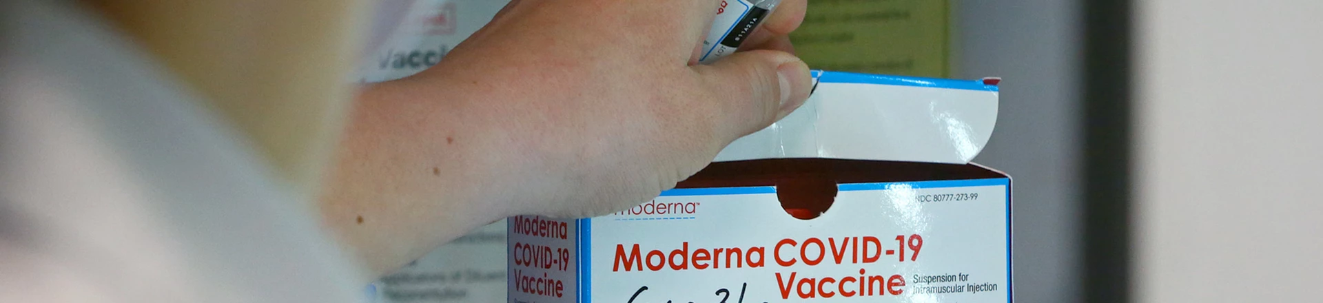 Em Central Falls, Rhode Island, um médico devolve para o refrigerador uma dose da vacina contra covid-19 do laboratório Moderna, em 1º de março de 2021. Em Central Falls, Rhode Island, um médico devolve para o refrigerador uma dose da vacina contra covid-19 do laboratório Moderna, em 1º de março de 2021.