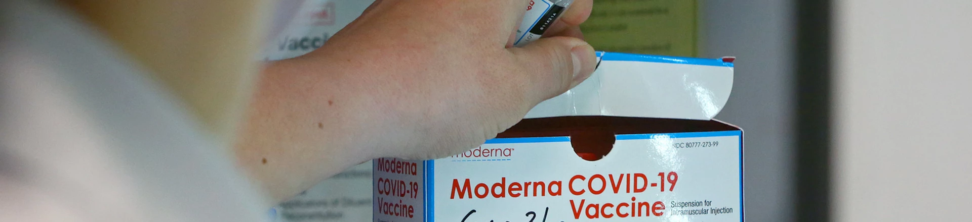 Em Central Falls, Rhode Island, um médico devolve para o refrigerador uma dose da vacina contra covid-19 do laboratório Moderna, em 1º de março de 2021.