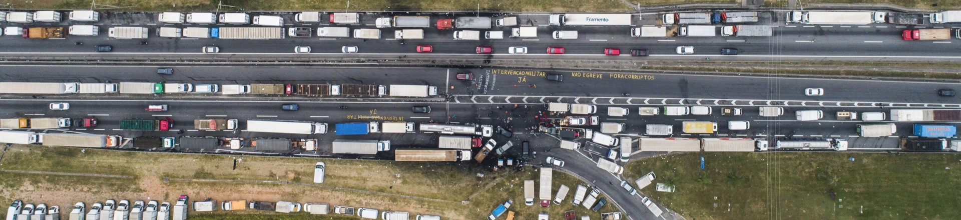 EMBU DAS ARTES, SP. 26.05.2018 - ESTRADAS-SP - Fila de caminhões durante greve de caminhoneiros da rodovia Régis Bittencourt, próximo a Embu das Artes.  (Foto: Danilo Verpa/Folhapress)