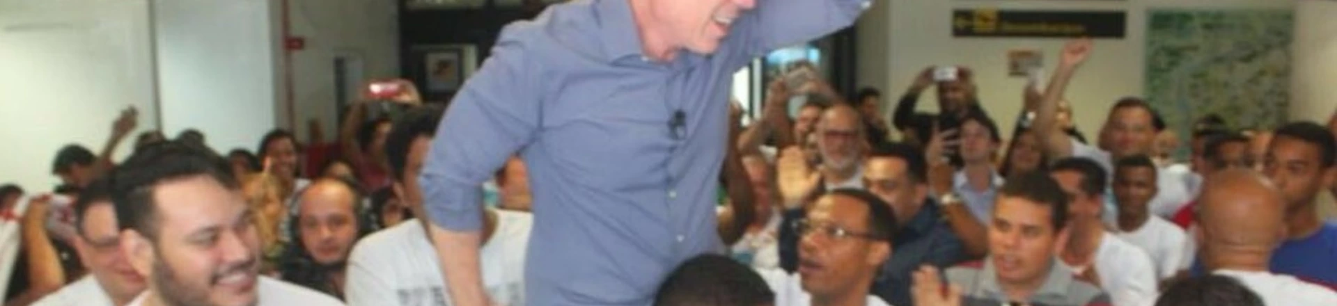 Flávio Rocha é carregado nos ombros por Jorge das Chagas Silva, militante do PRB. Flávio Rocha é carregado nos ombros por Jorge das Chagas Silva, militante do PRB.