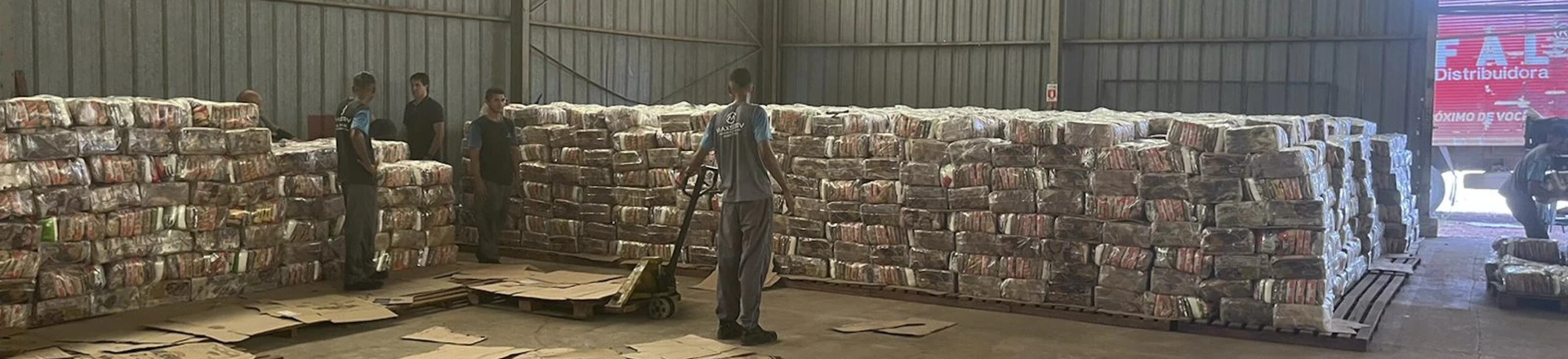 Cestas de alimentos armazenados em galpão em Roraima