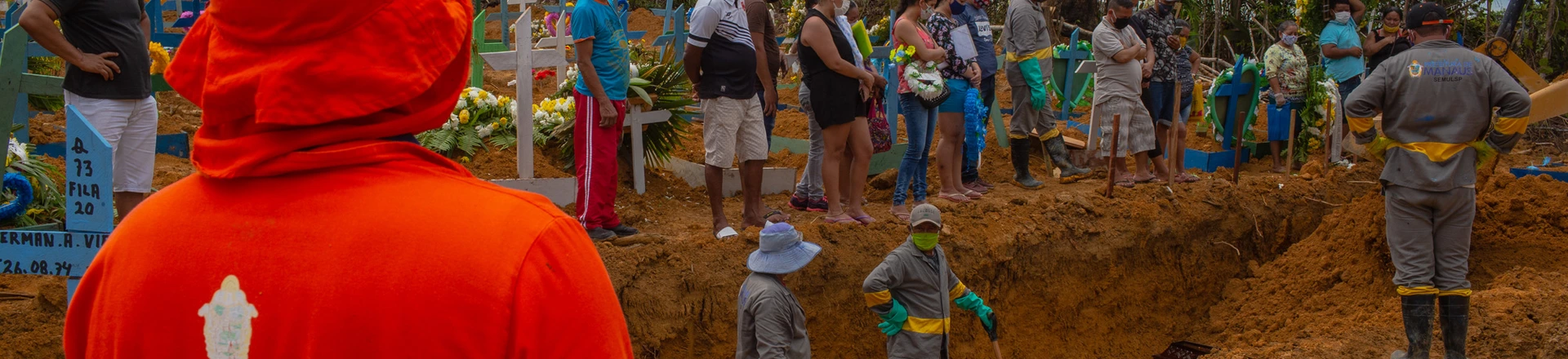 Cobrar por atendimento emergencial é ilegal – mas hospitais alegam que covid-19 não é emergência. Sem opção em uma cidade em colapso, doentes morrem em casa, para depois serem enterrados coletivamente. Cobrar por atendimento emergencial é ilegal – mas hospitais alegam que covid-19 não é emergência. Sem opção em uma cidade em colapso, doentes morrem em casa, para depois serem enterrados coletivamente.