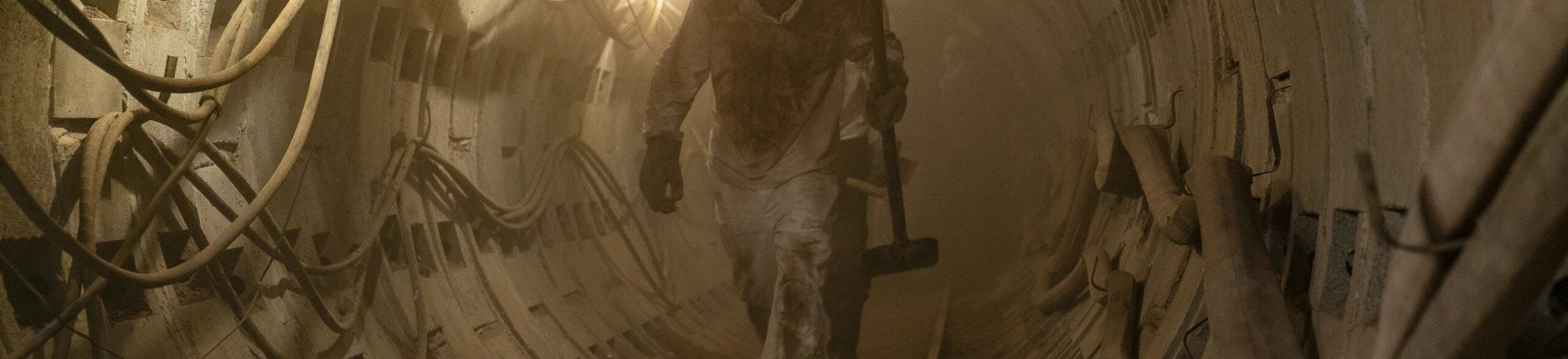 Mineiros trabalhando sob o reator nuclear danificado na minissérie “Chernobyl”, da HBO. Mineiros trabalhando sob o reator nuclear danificado na minissérie “Chernobyl”, da HBO.