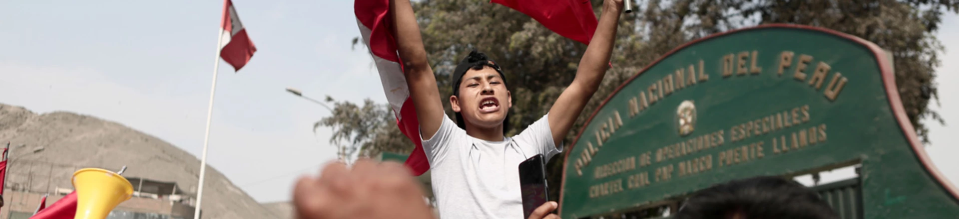 Apoiadores do presidente destituído do Peru Pedro Castillo em frente ao local em que ele está sendo detido em Lima. Apoiadores do presidente destituído do Peru Pedro Castillo em frente ao local em que ele está sendo detido em Lima.