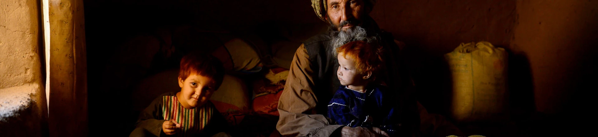 Um homem afegão e duas crianças em lar temporário em um campo de refugiados próximo a Herat, Afeganistão, em 2 de setembro de 2020. Um homem afegão e duas crianças em lar temporário em um campo de refugiados próximo a Herat, Afeganistão, em 2 de setembro de 2020.
