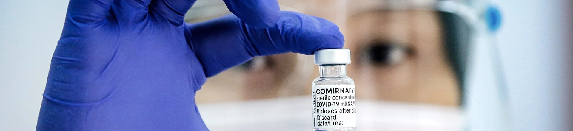 Profissional de saúde segura frasco da vacina Pfizer-BioNTech contra a covid-19 durante a primeira fase da campanha nacional de vacinação em um hospital de Sungai Buloh, nos arredores de Kuala Lumpur, Malásia, em 3 de março de 2021.  Profissional de saúde segura frasco da vacina Pfizer-BioNTech contra a covid-19 durante a primeira fase da campanha nacional de vacinação em um hospital de Sungai Buloh, nos arredores de Kuala Lumpur, Malásia, em 3 de março de 2021.