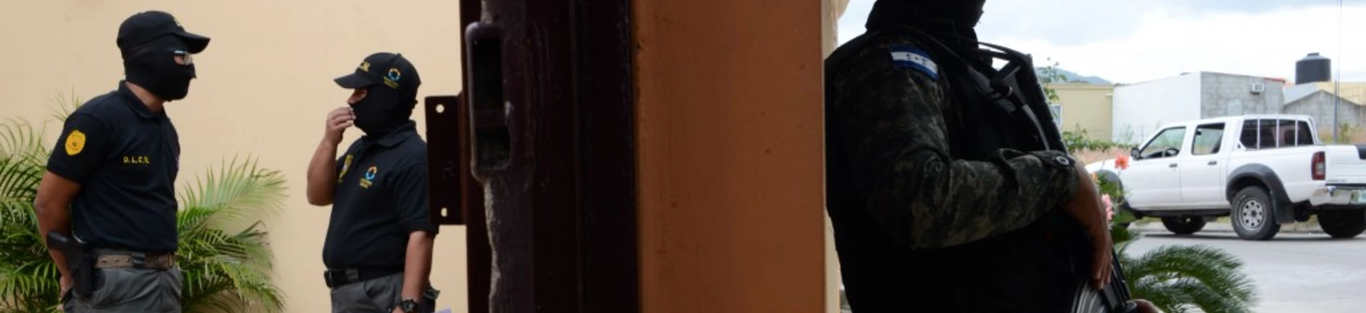 ntegrantes da Direção de Luta contra o Narcotráfico de Honduras (DLCN) e agentes das Forças Armadas participam de operação de apreensão de 32 imóveis, 15 veículos e nove empresas comerciais de seis oficiais de polícia hondurenhos acusados de participar de esquema de tráfico de drogas (Orlando Sierra/AFP/Getty Images) ntegrantes da Direção de Luta contra o Narcotráfico de Honduras (DLCN) e agentes das Forças Armadas participam de operação de apreensão de 32 imóveis, 15 veículos e nove empresas comerciais de seis oficiais de polícia hondurenhos acusados de participar de esquema de tráfico de drogas (Orlando Sierra/AFP/Getty Images)