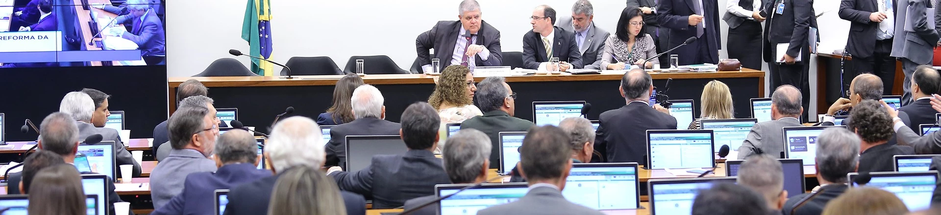 Governo usa barganhas e chantagens a infiéis para aprovar Reforma da Previdência Governo usa barganhas e chantagens a infiéis para aprovar Reforma da Previdência