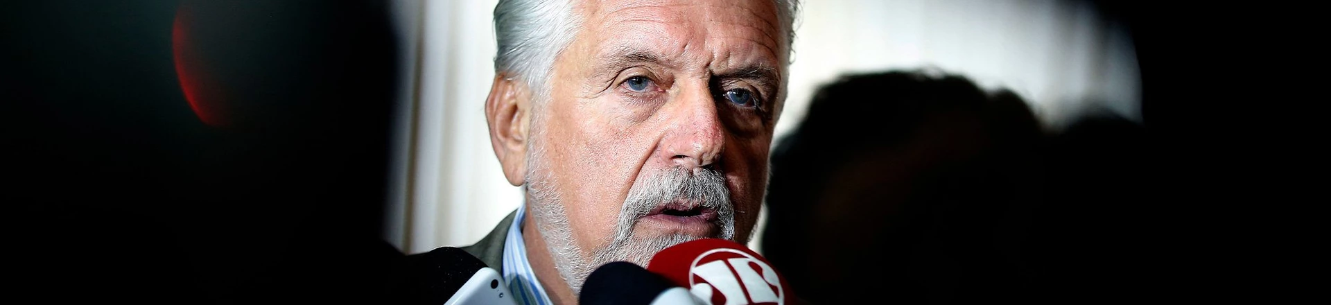 Brasil, Brasília, DF, 20/07/2015. O ministro da Defesa, Jaques Wagner, concede entrevista após a cerimônia de assinatura referente ao financiamento do projeto     Amazônia-SAR, de um radar orbital para combater o desmatamento na  Amazônia, no Ministério da Defesa, em Brasília (DF). Wagner afirmou que a posição do governo em relação à decisão do presidente da Câmara, Eduardo Cunha (PMDB-RJ), de     romper com o Planalto, foi expressa na nota oficial, destacando que era uma decisão pessoal, não do PMDB. - Crédito:DIDA SAMPAIO/ESTADÃO CONTEÚDO/AE/Código imagem:187015 Brasil, Brasília, DF, 20/07/2015. O ministro da Defesa, Jaques Wagner, concede entrevista após a cerimônia de assinatura referente ao financiamento do projeto     Amazônia-SAR, de um radar orbital para combater o desmatamento na  Amazônia, no Ministério da Defesa, em Brasília (DF). Wagner afirmou que a posição do governo em relação à decisão do presidente da Câmara, Eduardo Cunha (PMDB-RJ), de     romper com o Planalto, foi expressa na nota oficial, destacando que era uma decisão pessoal, não do PMDB. - Crédito:DIDA SAMPAIO/ESTADÃO CONTEÚDO/AE/Código imagem:187015