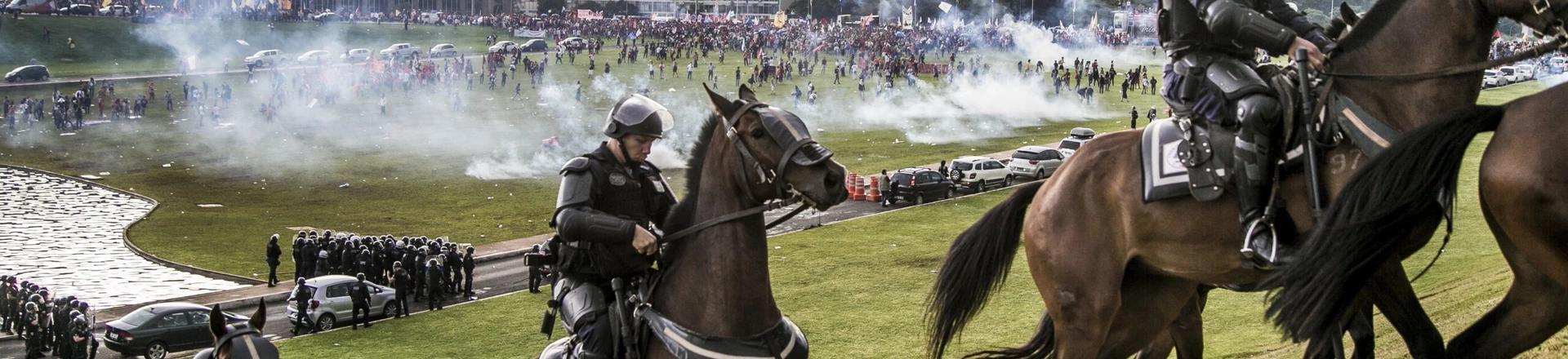 Qual a sua opinião sobre a política brasileira? Qual a sua opinião sobre a política brasileira?