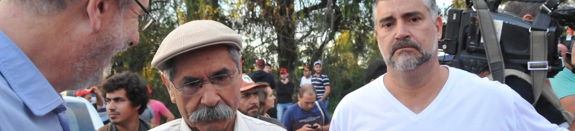 PORTO ALEGRE, RS - 22.01.2018: ENTRADA MST EM PORTO ALEGRE - O MST realizou na manhã desta segunda-feira, 22, uma marcha na ponte do Guaíba até o acampamento da Avenida Democracia, perto do TRF4 para manifestar a favor do presidente Lula em seu julgamento, dia 24. Participaram marcha Olivio Dutra, João Pedro Stédile, Gleisi Hoffmann e outras autoridades do PT. (Foto: Omar de Oliveira /Fotoarena/Folhapress) ORG XMIT: 1465672 PORTO ALEGRE, RS - 22.01.2018: ENTRADA MST EM PORTO ALEGRE - O MST realizou na manhã desta segunda-feira, 22, uma marcha na ponte do Guaíba até o acampamento da Avenida Democracia, perto do TRF4 para manifestar a favor do presidente Lula em seu julgamento, dia 24. Participaram marcha Olivio Dutra, João Pedro Stédile, Gleisi Hoffmann e outras autoridades do PT. (Foto: Omar de Oliveira /Fotoarena/Folhapress) ORG XMIT: 1465672