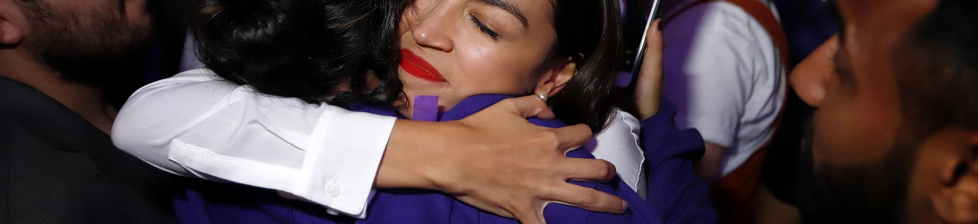 Alexandria Ocasio-Cortez abraça um apoiador durante a celebração da vitória na boate La Boom no Queens, em Nova York, em 6 de novembro. Alexandria Ocasio-Cortez abraça um apoiador durante a celebração da vitória na boate La Boom no Queens, em Nova York, em 6 de novembro.