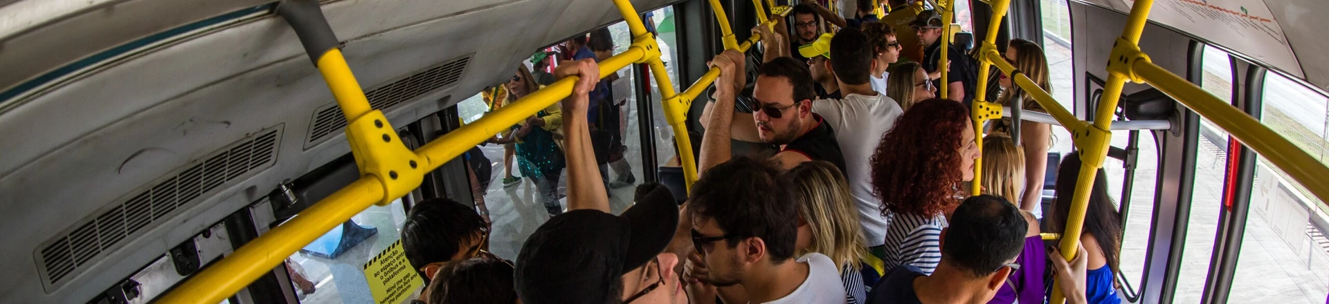 RIO DE JANEIRO, RJ, 06.08.2016: RIO-2016 - Público que segue para o Parque Olímpico da Barra embarcam em ônibus do BRT, na estação Jardim Oceânico. (Foto: Ricardo Borges/Folhapress) RIO DE JANEIRO, RJ, 06.08.2016: RIO-2016 - Público que segue para o Parque Olímpico da Barra embarcam em ônibus do BRT, na estação Jardim Oceânico. (Foto: Ricardo Borges/Folhapress)