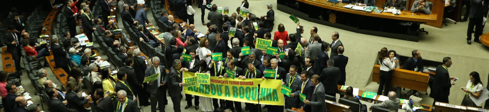 BRASÍLIA, DF, 15.04.2016: DILMA-IMPEACHMENT – Deputados com cartaz “acabou a boquinha” durante debate do processo de impeachment da presidente Dilma Rousseff, na Câmara dos Deputados, nesta sexta-feira (15). (Foto: Alan Marques/Folhapress) BRASÍLIA, DF, 15.04.2016: DILMA-IMPEACHMENT – Deputados com cartaz “acabou a boquinha” durante debate do processo de impeachment da presidente Dilma Rousseff, na Câmara dos Deputados, nesta sexta-feira (15). (Foto: Alan Marques/Folhapress)