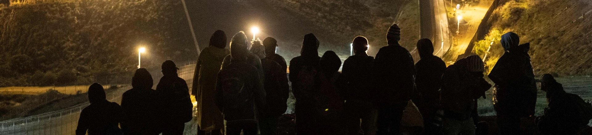 Imigrantes da América Central aguardam sobre um morro antes de tentar atravessar de Tijuana para San Diego em 31 de dezembro de 2018. Imigrantes da América Central aguardam sobre um morro antes de tentar atravessar de Tijuana para San Diego em 31 de dezembro de 2018.