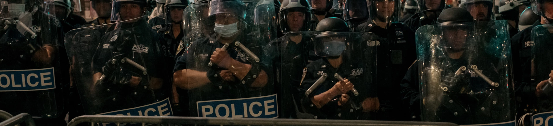 Policiais de Nova York bloqueiam a saída da Ponte de Manhattan para impedir a passagem do Brooklyn para Manhattan de centenas de manifestantes contra a violência policial e o racismo sistêmico, horas depois da entrada em vigor de um toque de recolher na cidade de Nova York em 2 de junho. Policiais de Nova York bloqueiam a saída da Ponte de Manhattan para impedir a passagem do Brooklyn para Manhattan de centenas de manifestantes contra a violência policial e o racismo sistêmico, horas depois da entrada em vigor de um toque de recolher na cidade de Nova York em 2 de junho.