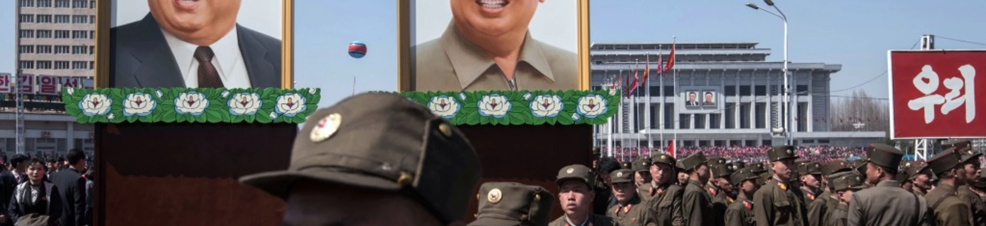 Soldados norte-coreanos passam diante dos retratos dos ex-líderes da Coreia do Norte / AFP PHOTO / Ed JONES (Photo credit should read ED JONES/AFP/Getty Images) Soldados norte-coreanos passam diante dos retratos dos ex-líderes da Coreia do Norte / AFP PHOTO / Ed JONES (Photo credit should read ED JONES/AFP/Getty Images)