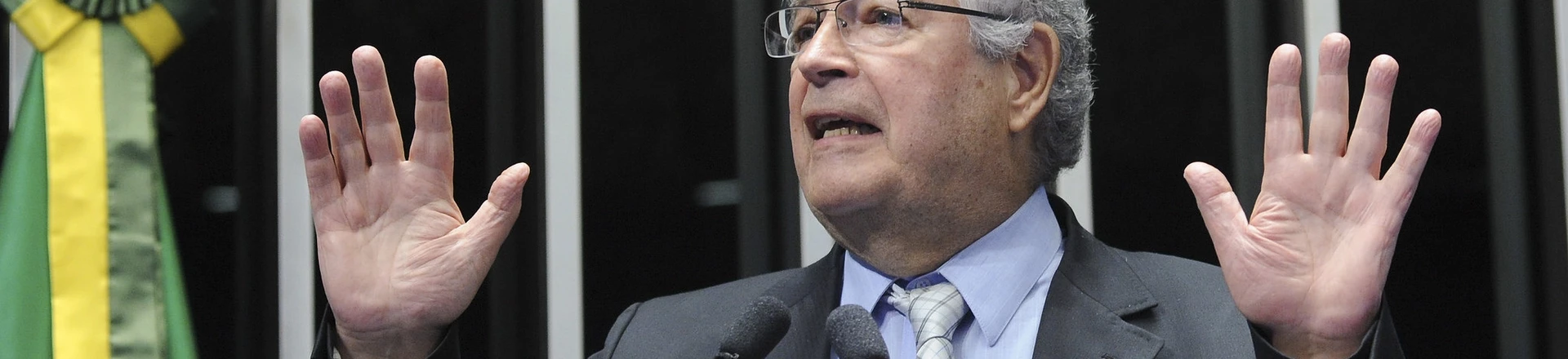 Senador Roberto Requião (MDB-PR) discursa no plenário do Congresso em 24/02/2015. Senador Roberto Requião (MDB-PR) discursa no plenário do Congresso em 24/02/2015.