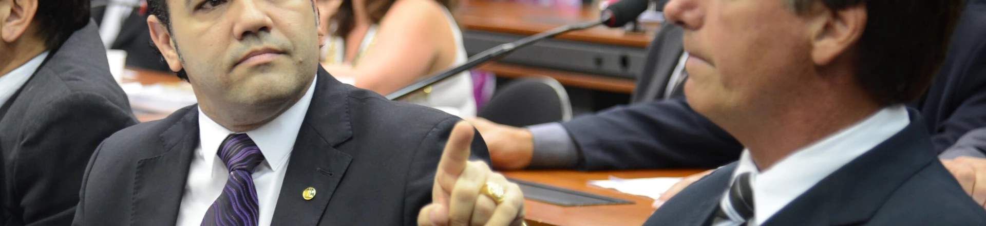 presidente da Comissão de Direitos Humanos da Câmara, deputado pastor Marco Feliciano, preside sessão da comissão após ter trocado de sala e impedido a entrada de manifestantes. Na sessao foi debatida a situação da cidade de Santo Amaro da Purificação, na Bahia, cujos moradores estão contaminados por chumbo. presidente da Comissão de Direitos Humanos da Câmara, deputado pastor Marco Feliciano, preside sessão da comissão após ter trocado de sala e impedido a entrada de manifestantes. Na sessao foi debatida a situação da cidade de Santo Amaro da Purificação, na Bahia, cujos moradores estão contaminados por chumbo.