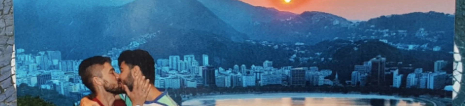 Foto de casal gay se beijando gera polêmica em um dos pontos turísticos mais importantes do Brasil Foto de casal gay se beijando gera polêmica em um dos pontos turísticos mais importantes do Brasil