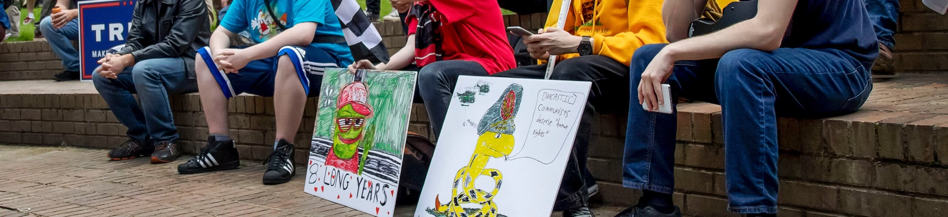 Membros de um grupo de estudos pró-Trump, na Universidade do Estado de Portland, escutam a palestrantes no "Rally de Liberdade de Expressão de Trump", na cidade de Portland, Oregon, em 4 de Julho de 2017. Membros de um grupo de estudos pró-Trump, na Universidade do Estado de Portland, escutam a palestrantes no "Rally de Liberdade de Expressão de Trump", na cidade de Portland, Oregon, em 4 de Julho de 2017.